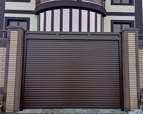 Роллетные ворота Алютех серии Prestige со сплошным алюминиевым профилем роликовой прокатки AG/77 с доставкой в Приморско-Ахтарске 